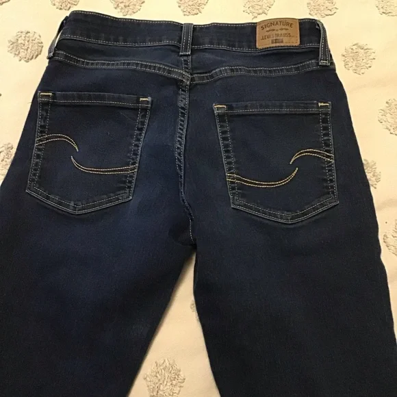 Signature Levi Strauss Gold Mid Rise Skinny Jeans. Size 27 / 4s - Picture 3 of 10
